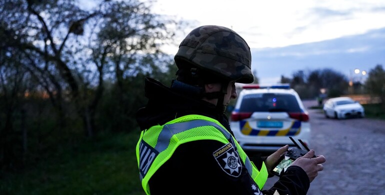 На Рівненщині поліцейські розшукують чоловіка, який стріляв у поліцейських