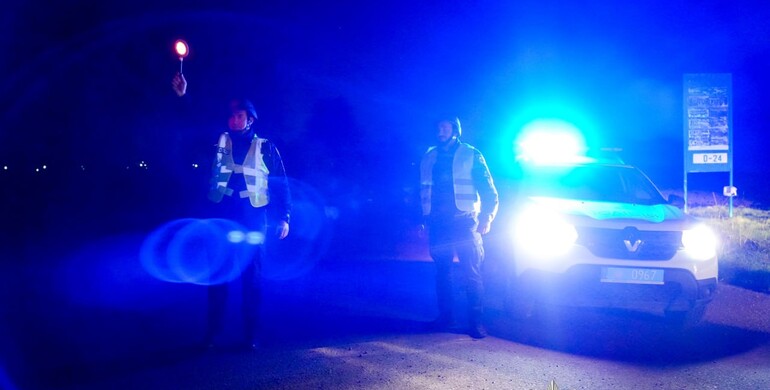 На Рівненщині поліцейські розшукують чоловіка, який стріляв у поліцейських