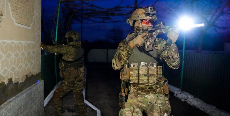 На Рівненщині поліцейські розшукують чоловіка, який стріляв у поліцейських