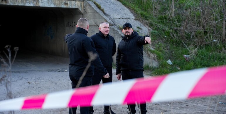 На Рівненщині поліцейські розшукують чоловіка, який стріляв у поліцейських