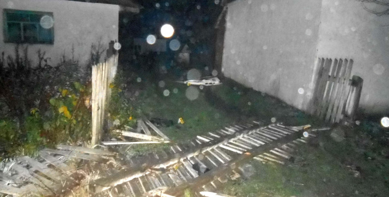 На Рівненщин - ДТП: п‘яний водій зніс 30 метрів паркану і згубив пасажира (ФОТО)