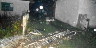 На Рівненщин - ДТП: п‘яний водій зніс 30 метрів паркану і згубив пасажира (ФОТО)