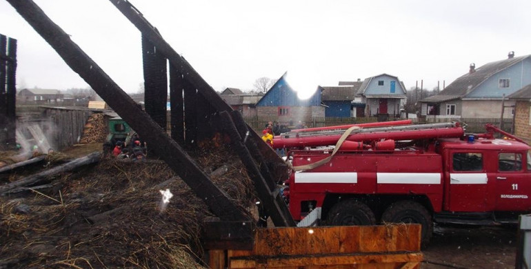 На Рівненщині вогонь знищив 200 тюків сіна та соломи 