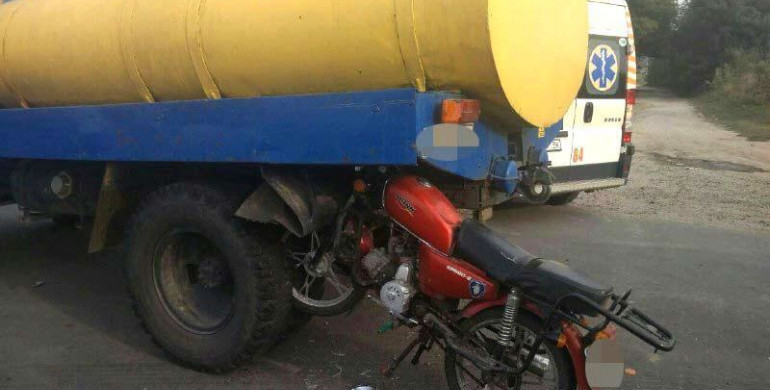 У Дубно ДТП: мотоцикліст в‘їхав у вантажівку (ФОТО)
