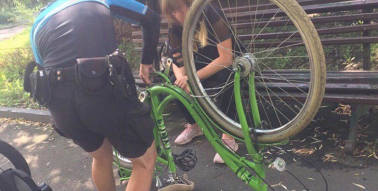 Рівненські патрульні допомогли жінці у якої зламався велосипед