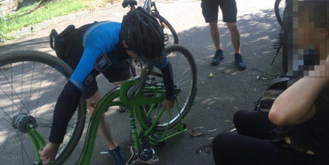 Рівненські патрульні допомогли жінці у якої зламався велосипед