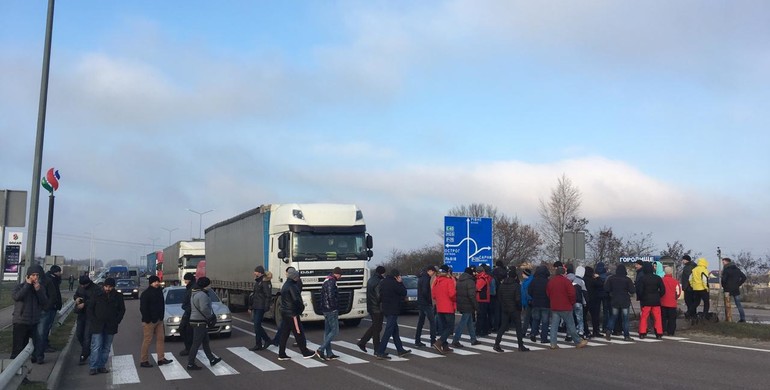 На Рівненщині розпочали досудове розслідування за фактом перекриття дороги "євробляхами" 