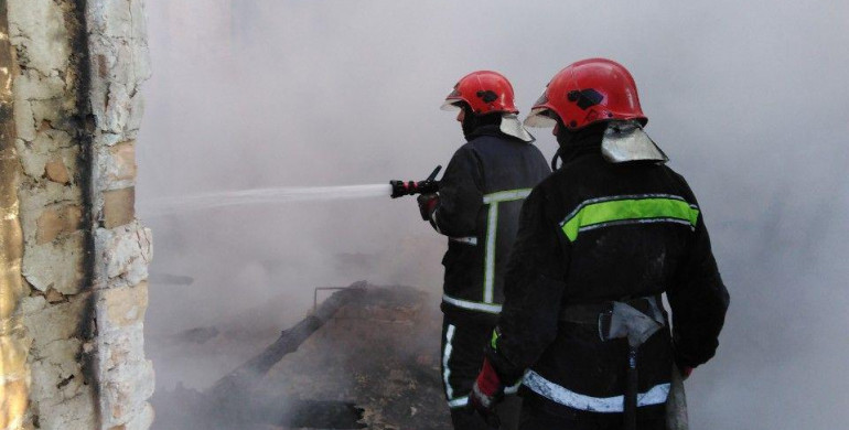 Рівненський район: рятувальники ліквідували пожежу у двоповерховій будівлі