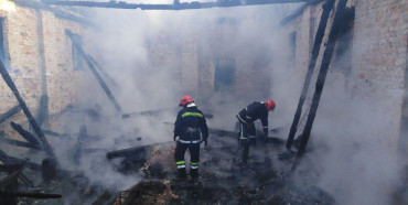 Рівненський район: рятувальники ліквідували пожежу у двоповерховій будівлі
