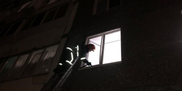 На Рівненщині рятувальники допомогли відчинити двері у квартиру, де перебувала дитина (ФОТО)