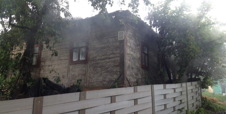 Внаслідок пожежі в будинку на Острожчині мало не згорів сусідський (ФОТО)