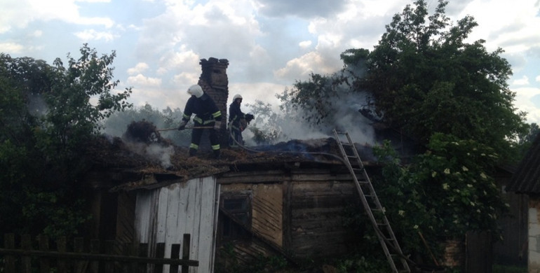 Внаслідок пожежі в будинку на Острожчині мало не згорів сусідський (ФОТО)