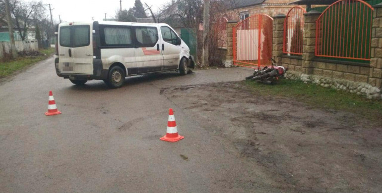 На Костопільщині ДТП: зіштовхнулись мотоцикл та мікроавтобус, є постраждалі (ФОТО)