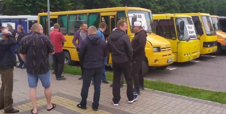 Перевізники зігнали автобуси під Рівненську ОДА