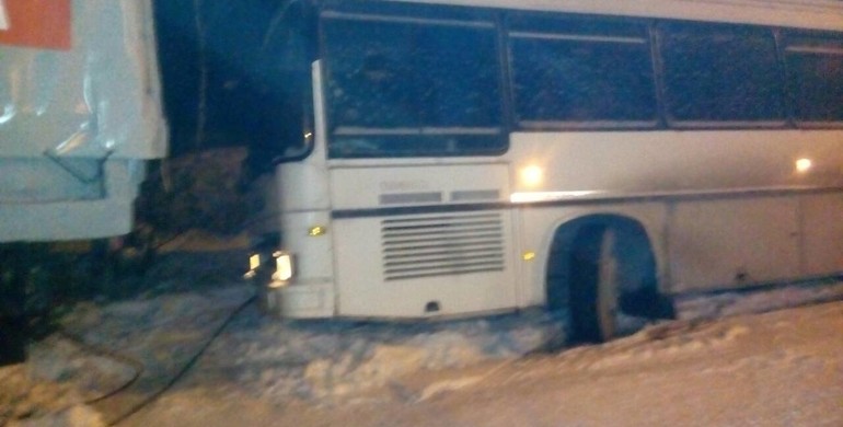 На Рівненщині рятувальники дістали автобус із замету