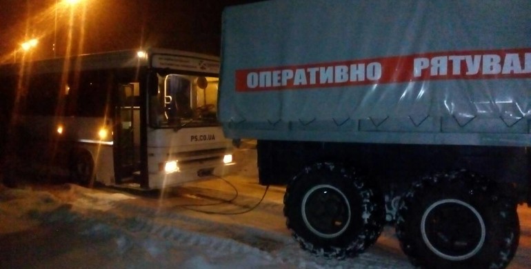 На Рівненщині рятувальники дістали автобус із замету