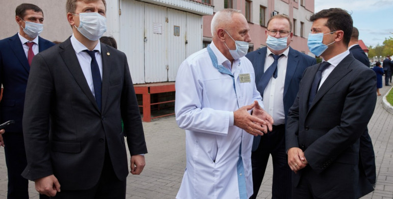 «Можна врятувати тисячі життів, якщо буде більше ранньої діагностики»: Президент відвідав Рівненський протипухлинний центр