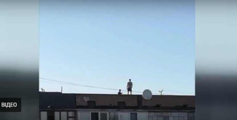 Жителі Вараша скаржаться на підлітків, що "окупували" дахи будинків (Відео)
