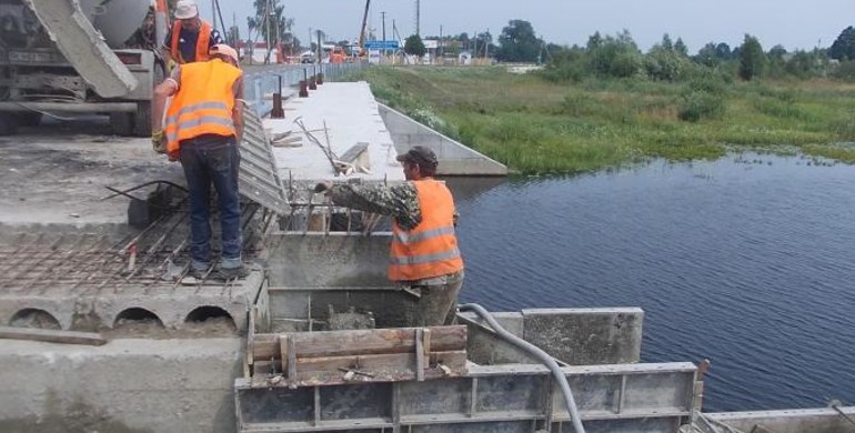  На кордоні Рівненщини з Білоруссю знову ремонтують міст