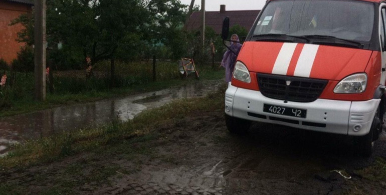 Внаслідок рясної зливи на Сарненщині позатоплювало приватні садиби