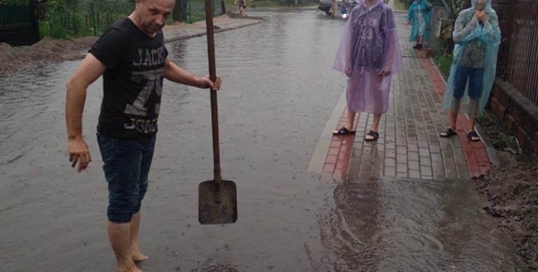 Внаслідок рясної зливи на Сарненщині позатоплювало приватні садиби