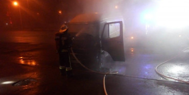 Вночі у Рівному загорівся мікроавтобус (ФОТО, ВІДЕО)