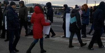 На кордоні з Польщею мітингувальники заблокували три дороги через податкові зміни