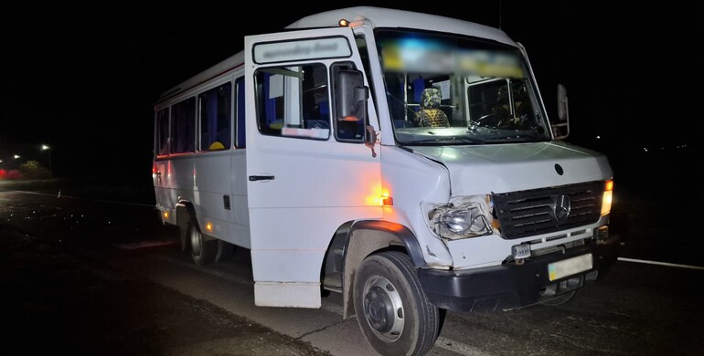 На Рівненщині під колесами маршрутки загинула пенсіонерка