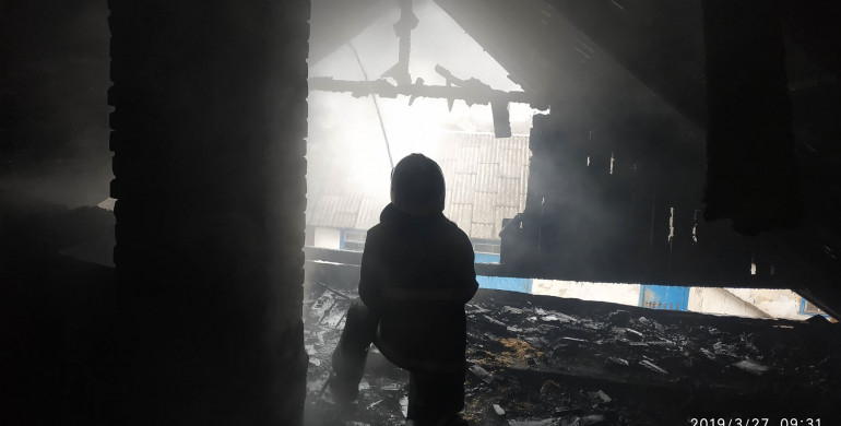 На Рівненщині через пожежу в будинку ледь не згоріли сусідні будівлі