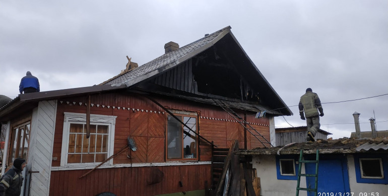 На Рівненщині через пожежу в будинку ледь не згоріли сусідні будівлі