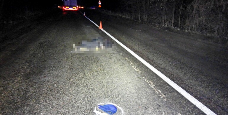 Поліцейські встановлюють особу загиблого пішохода після ДТП на Млинівщині 