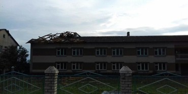 На Рівненщині негода зірвала дах з навчального закладу