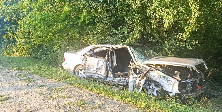 На Володимиреччині автомобіль врізався у дерево: травмований пасажир помер у лікарні На Володимиреччині автомобіль врізався у дерево: травмований пасажир помер у лікарні