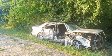 На Володимиреччині автомобіль врізався у дерево: травмований пасажир помер у лікарні