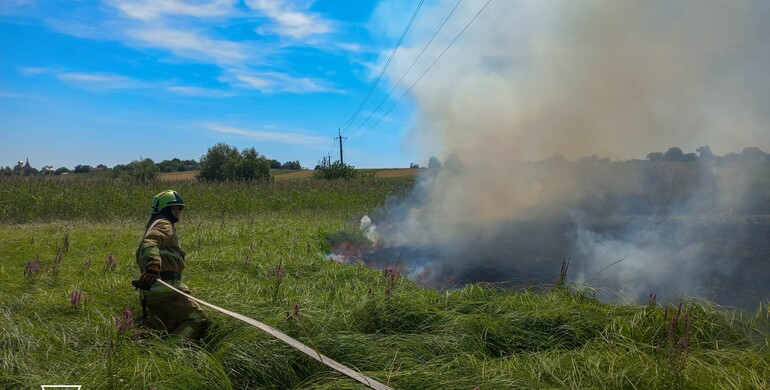 Рятувальники Рівненщини працюють безупину через пожежі в екосистемах 