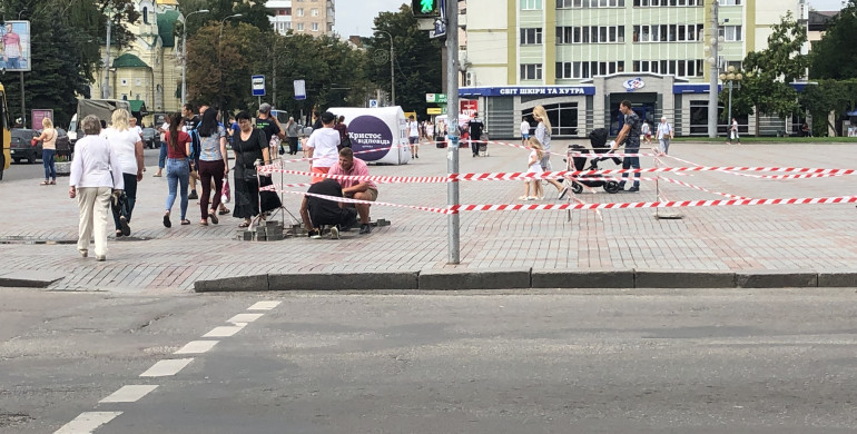 У центрі Рівного «знімають» бруківку (ФОТО)