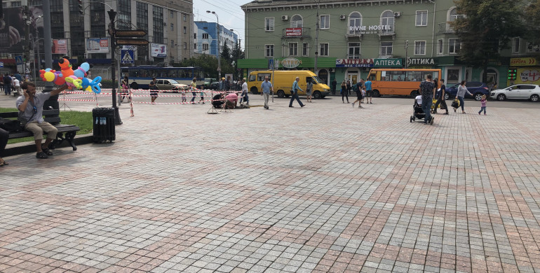 У центрі Рівного «знімають» бруківку (ФОТО)