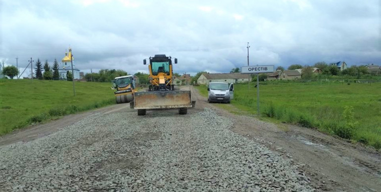 Велике будівництво: на Рівненщині ремонтують дорогу до майбутньої ОТГ