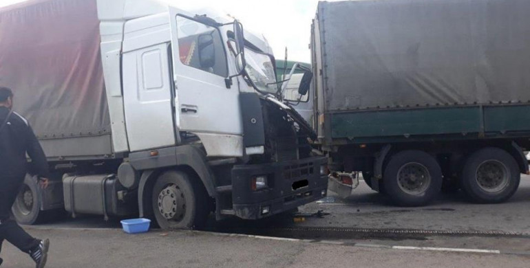 Дубенські рятувальники надавали допомогу після ДТП за участі двох вантажівок (ФОТО)