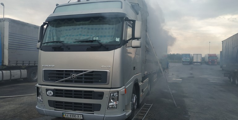 На Рівненщині вкотре зайнялася вантажівка з вугіллям