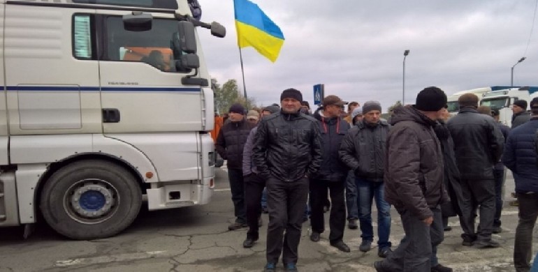 Поблизу міста Дубно рух автодорогою "Київ-Чоп" заблокували мітингарі