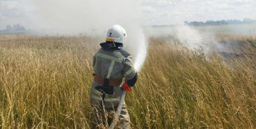 На Сарненщині вогнеборці ліквідували пожежу сухої трави