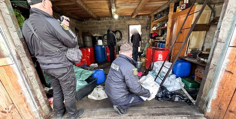 На Рівненщині затримано двох залізничників, які розкрадали дизпальне 