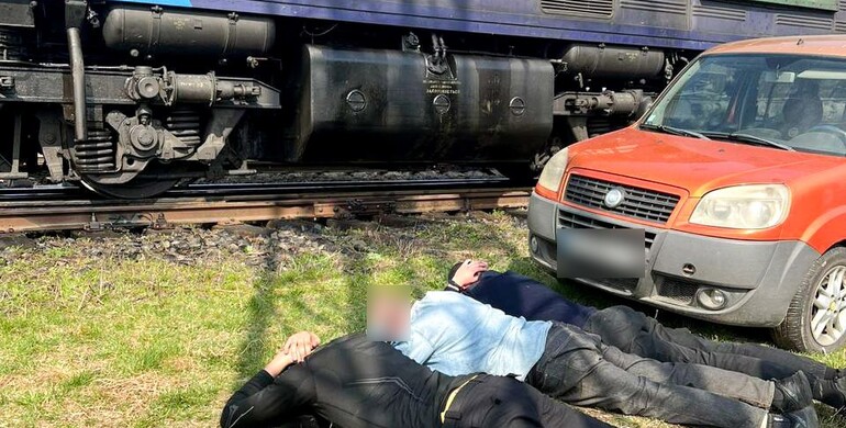 На Рівненщині затримано двох залізничників, які розкрадали дизпальне 
