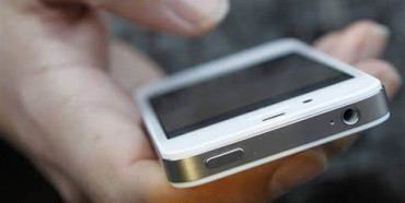 Молоді люди викрали телефон у перехожого: їх затримано