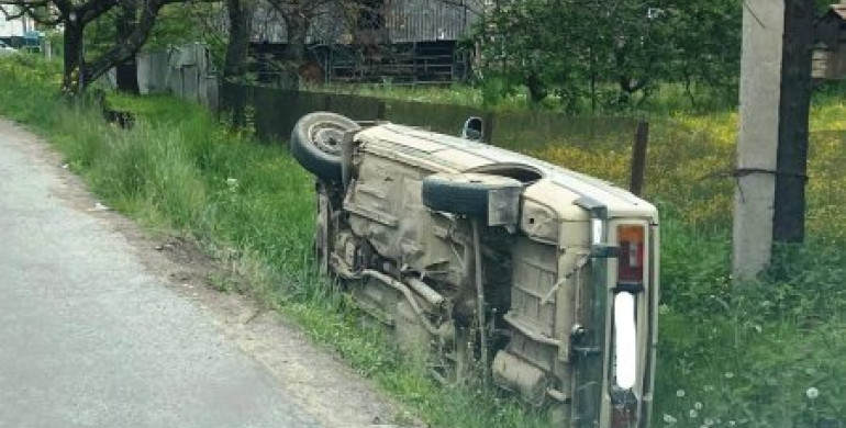 Поблизу Острога автомобіль перекинувся в кювет