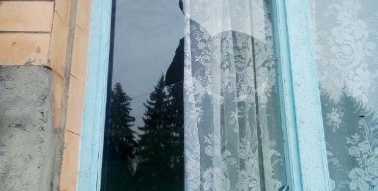 На Демидівщині невідомі розбили вікно виборчої дільниці
