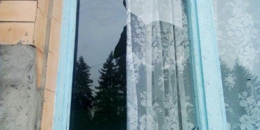 На Демидівщині невідомі розбили вікно виборчої дільниці