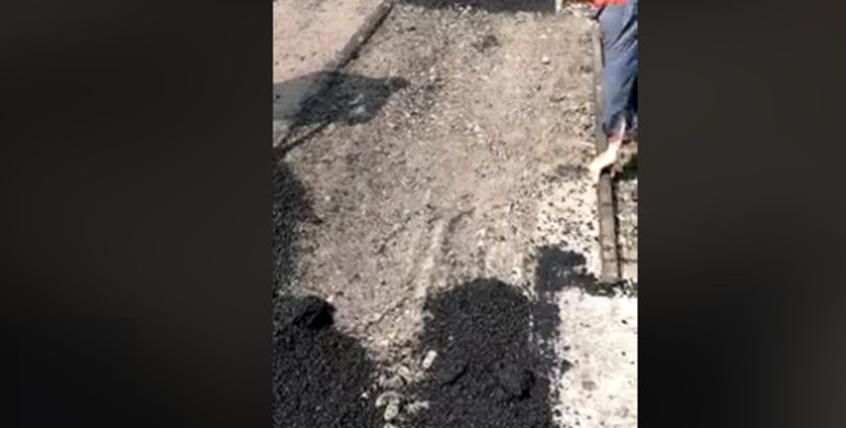 Рівненські авто-активісти зупинили ремонт дороги