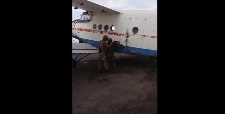 На Рівненщині СБУ затримало контрабандистів, які купили літак, щоб возити цигарки за кордон (Відео)